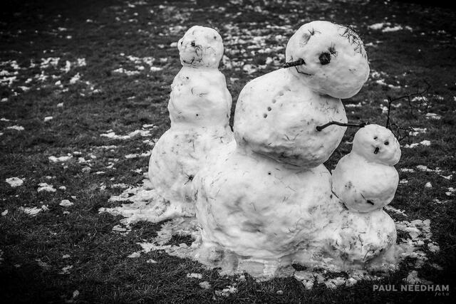 Schneemänner rund ums Schloss Gottesaue in Karlsruhe | Foto: Paul Needham