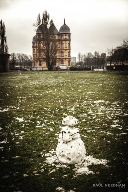Schneemänner rund ums Schloss Gottesaue in Karlsruhe | Foto: Paul Needham
