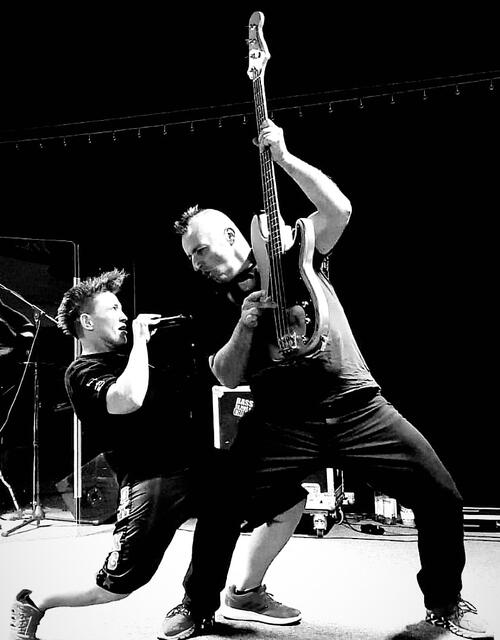 Tina Schüssler präsentiert nicht nur die Neue Deutsche Härte, sondern zeigt auch eine weiche Seite und veröffentlicht mit ihrem Bassist Thomas Sedlmeier (TS Special) das Musikvideo „Ich bleib hier“  | Foto: Sabine Hoffmann