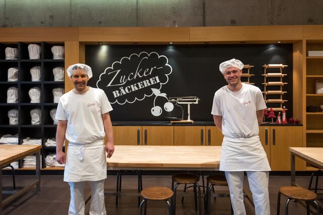 Wir in der Bäckerei: Bäcker Bernard Coric (links) und Bäckerei-Azubi Marcel Menge (rechts) sind ein starkes Team