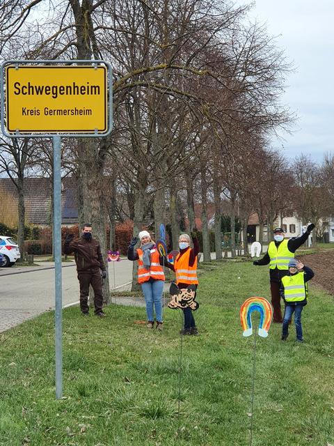 Wer nach Schwegenheim rein fährt, wird jetzt von bunt bemalten Hufeisen und Katzenköpfen begrüßt. | Foto: Heimat- und Kulturverein Schwegenheim