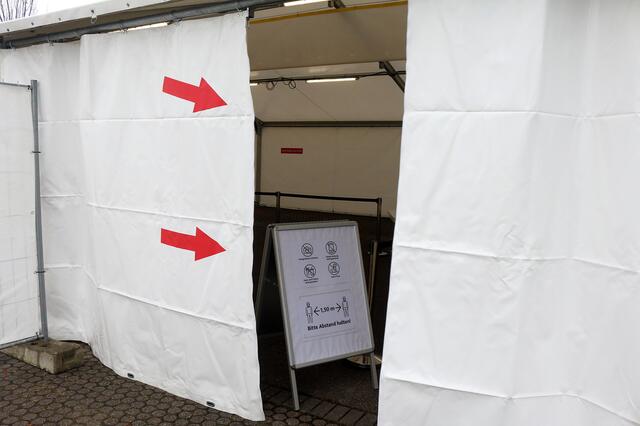 Noch vor dem Impfzentrum in der Andreas-Albert-Schule steht ein Zelt. | Foto: Gisela Böhmer