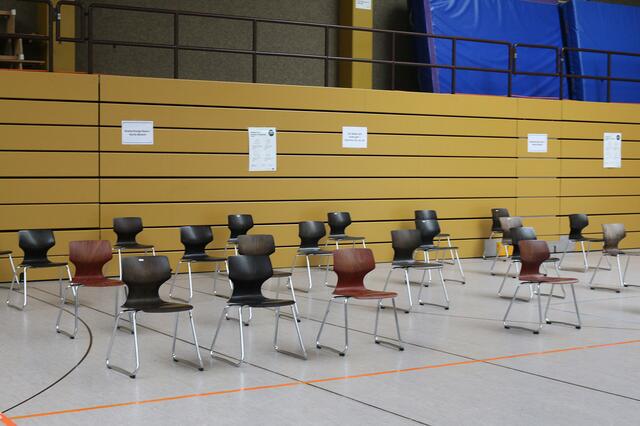 Nach der Impfung soll man noch rund 15 Minuten im Impfzentrum bleiben. Erst dann kann man sich abmelden. | Foto: Gisela Böhmer