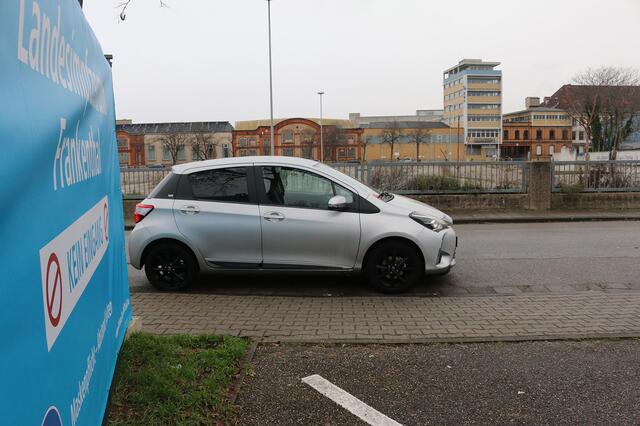 Sehr ärgerlich. Die Abfahrt und Zufahrtswege werden zugeparkt. Das ist unnötig. Der verantwortliche Fahrer hat bereits ein Knöllchen an der Scheibe. | Foto: Gisela Böhmer