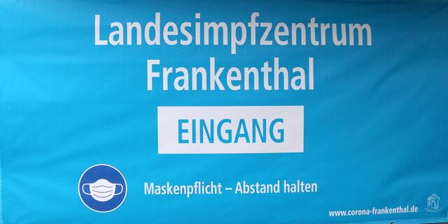 Im Eingangsbereich hängen große Schilder. Aber ACHTUNG: Der Parkplatz ist in der Albertstraße - also um die Ecke zum Impfzentrum. | Foto: Gisela Böhmer