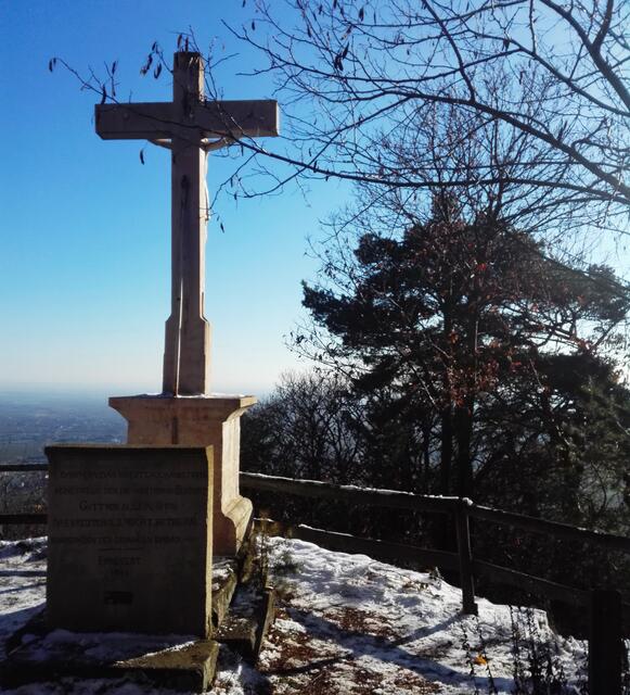 Wetterkreuz mit Blick auf Maikammer und Rheinebene. Direkt bei der Maria-Schutz-Kapelle. | Foto: Barbara Späth