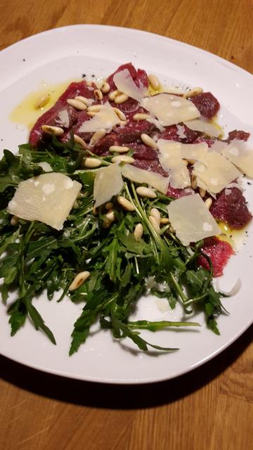 Rinder-Carpaccio mit Rucola und Parmesan.