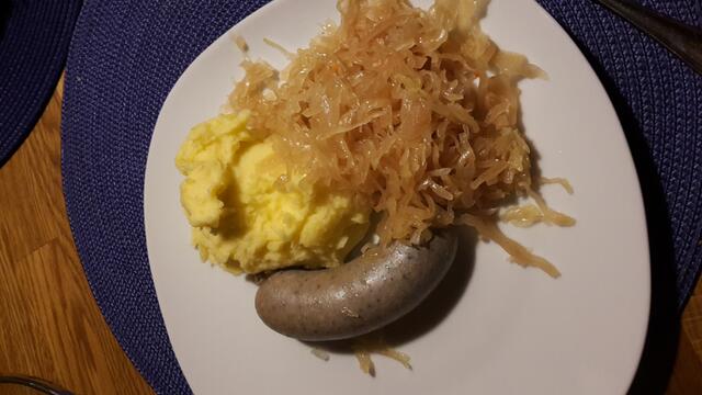 Der Klassiker: hier mit selbst fermentiertem Sauerkraut.
