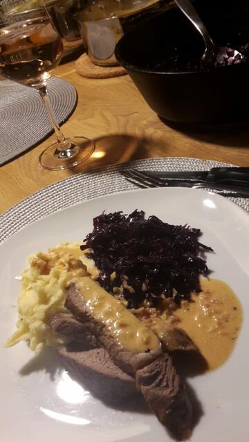 Roastbeef mit Zwiebel-Cognac-Soße und selbst fermentiertes Rotkraut dazu.