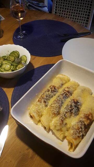 Pfannkuchen-Cannelloni mit Hackfleischfüllung und dazu fermentierte Landgurken.