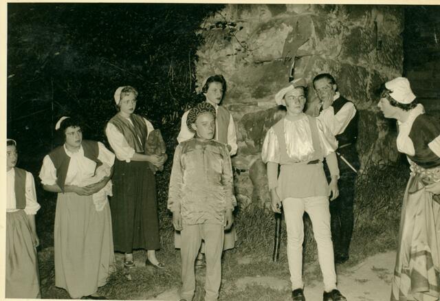 Auf der Hardenburg wurde in früheren Zeiten Theater gespielt. | Foto: Archiv Mappes