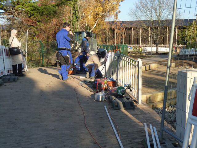 Die Handwerker arbeiten mit Hochdruck an den Geländern. | Foto: Franz Walter Mappes