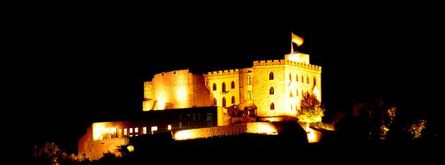 Das prachtvoll illuminierte Hambacher Schloss bei Nacht. | Foto: Pacher