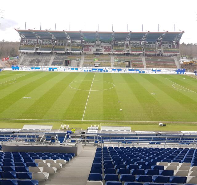 Blick von der neuen Tribüne auf das Spielfeld und die alte Tribüne | Foto: jowapress.de