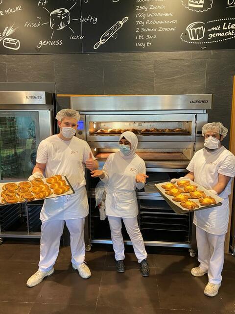Die Auszubildenden in der Produktion von Bäcker Görtz haben viel Spaß bei der abwechslungsreichen Arbeit. Das Foto zeigt D. Felske, S. Esmaeil und S. Olgun in der Backstube.