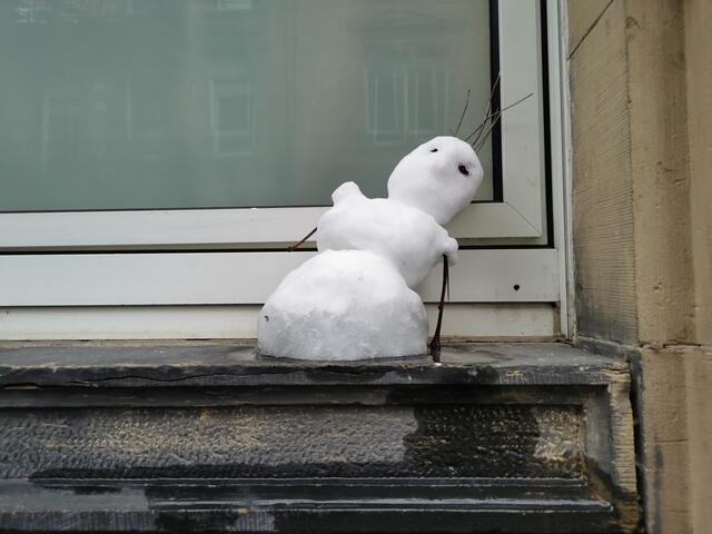 Wir sollen zuhause bleiben? Ok, dann bauen wir unseren Schneemann halt am Fenster!  | Foto: Heike Schwitalla