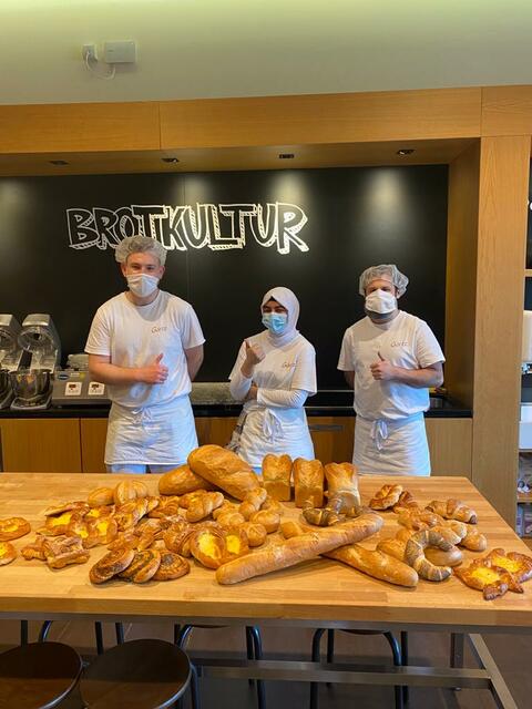 Die Auszubildenden packen in der Produktion von Bäcker Görtz täglich mit an und übernehmen früh Verantwortung. Das Foto zeigt D. Felske, S. Esmaeil und S. Olgun vor ihren handgemachten Backwaren.