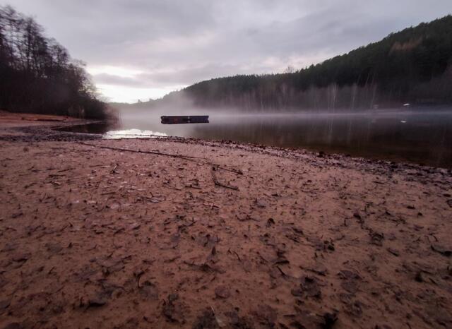 Der geringe Wasserpegel gibt reichlich Ufer frei. Der Ponton am Campingplatz, der sonst nur knapp aus der Wasserfläche ragt, lag kurz vor Weihnachten mehr als einen halben Meter frei. | Foto: Ursula Engelmann
