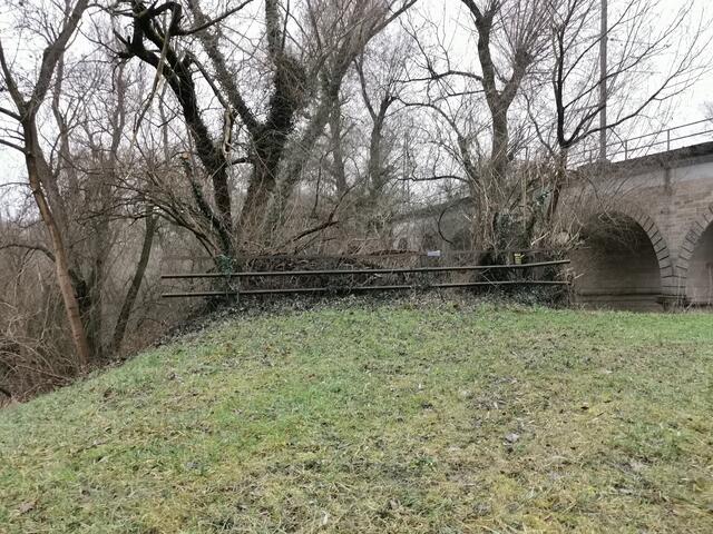 Der Zugang zur alten Brücke ist heute gesperrt - rechts im Bild die neue Eisenbahnbrücke von Germersheim | Foto: Heike Schwitalla