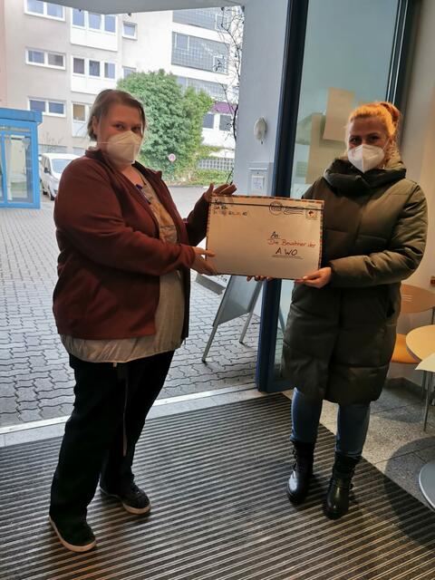 Übergabe der Grußkarten an die AWO, Melanie Stengel (links), Leiterin vom Betreuungsteam, mit Tanja Schatzmann, Erzieherin der Kita | Foto: PS