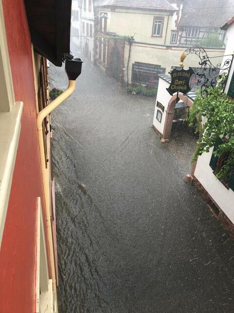 ...an Bürgerhaus und Dorfchronik vorbei... | Foto: ps