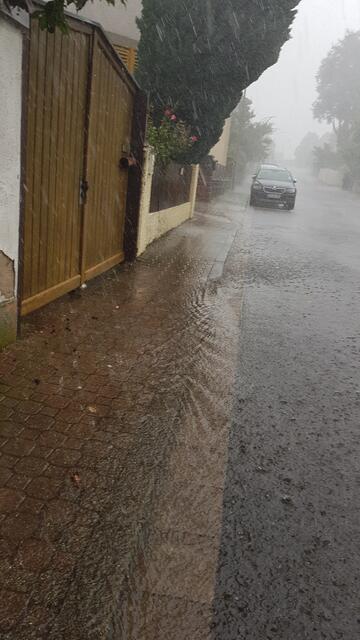 Starkregenereignis Juli 2019: Ein kleiner Fluss bahnt sich den Weg über die St.-Martiner-Straße...  | Foto: E.Bender
