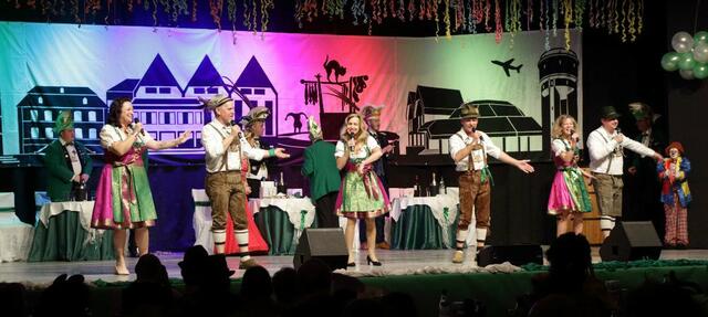 Die in Tracht gekleideten Holzlandsänger sorgen für Stimmung mit bekannten Partyhits | Foto: Karnevalverein Bruchkatze Ramstein