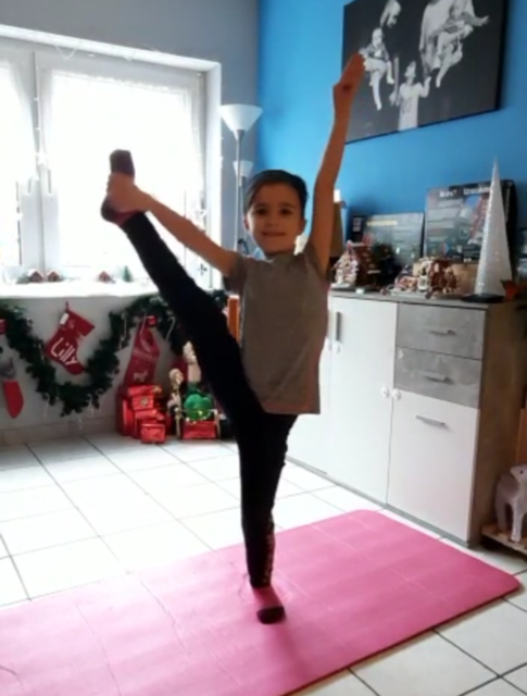 Die 6-jährige Lilly Scheller aus Oberarnbach zeigt ihren Trainerinnen einen Standspagat | Foto: Karnevalverein Bruchkatze Ramstein