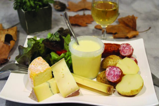 Genuss im Blick: Deftige Mahlzeit mit der typischen Wurst aus Montbéliard und Käsesorten | Foto: Pays de Montbéliard Tourisme