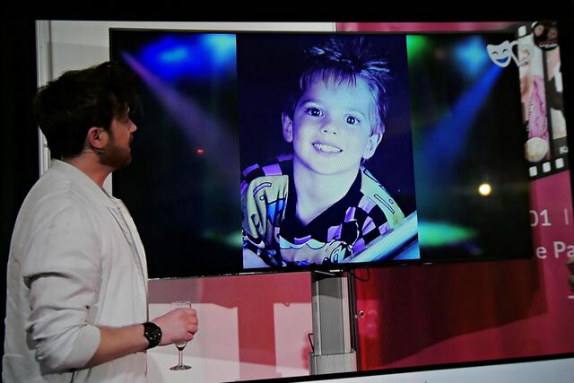 Tim Poschmann mit seinem Kinderfoto | Foto: Brigitte Melder