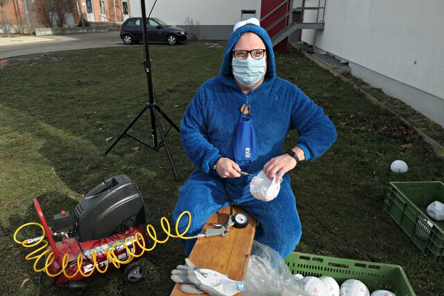 Viel Arbeit beim Bälle aufpumpen | Foto: Brigitte Melder