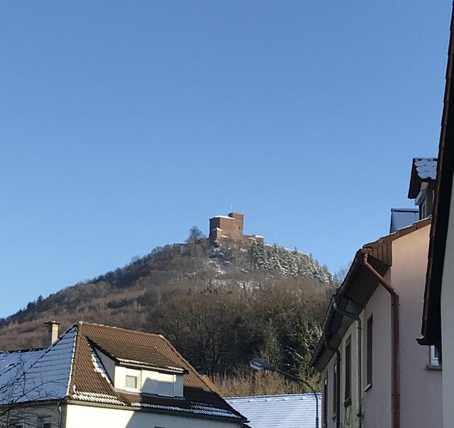 Auch von einigen Plätzen in der Stadt Annweiler aus, ist die Burg Trifels gut zu sehen. Hier im Südring in der Nähe vom Krankenhaus. | Foto: Bender
