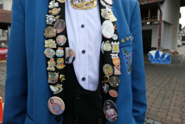 Ordentlich behängt mit Buttons | Foto: Brigitte Melder