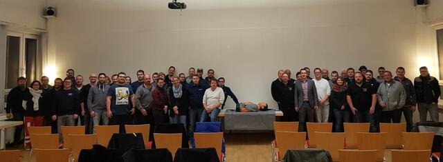 Die Teilnehmer der Schulung mit Bürgermeister Christian Burkhart, Wehrleiter Klaus Michel und Kreisfeuerwehrinspektor Jens Thiele.  | Foto: FF Annweiler am Trifels