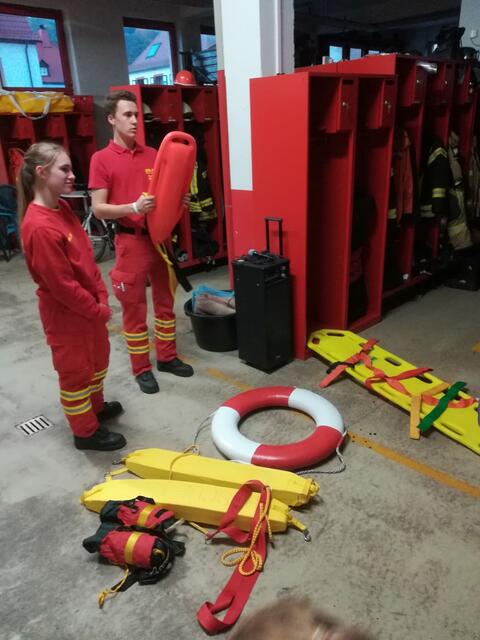 Den Kindern wurden die Rettungsmaterialien erklärt ... | Foto: FF Annweiler am Trifels