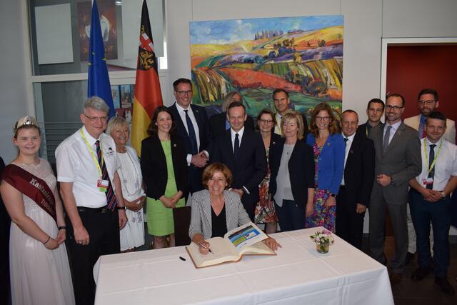 Anlässlich des Rheinland-Pfalz-Tages trägt sich Ministerpräsidentin Malu Dreyer in das Goldene Buch der Stadt Annweiler ein.  | Foto: Bender