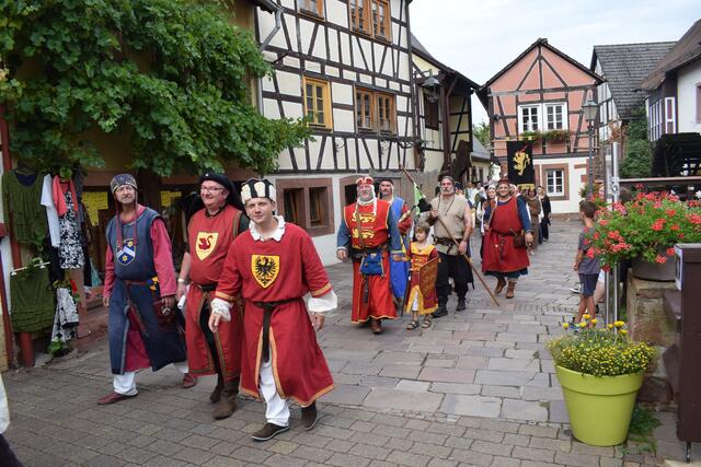 Einmarsch zur Eröffnung des Richard-Löwenherz-Festes 2019 mit dem neu gewählten Stadtbürgermeister Benjamin Seyfried.  | Foto: Bender