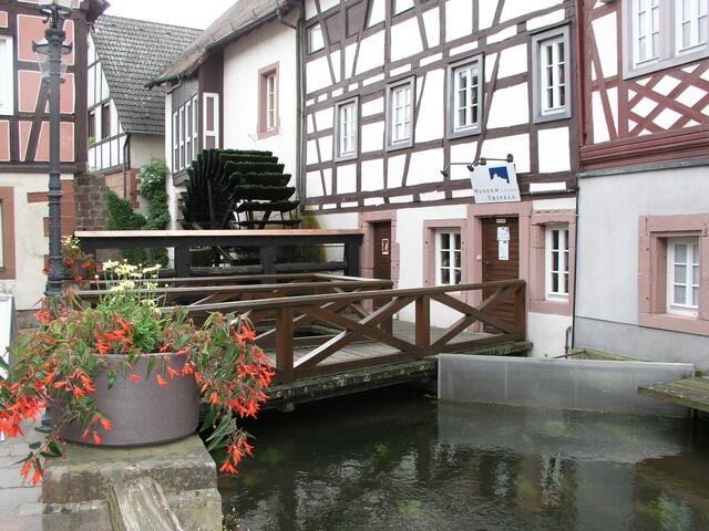 Das Museum unterm Trifels mit Wasserrad. | Foto: Bender