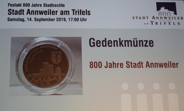 Gedenkmünze anlässlich 800 Jahre Stadt Annweiler.  | Foto: Bender