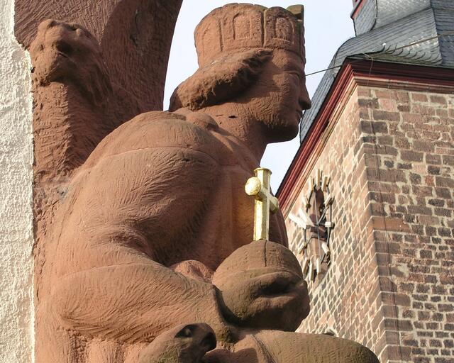 Friedrich II. am Rathaus in Annweiler.  | Foto: Bender