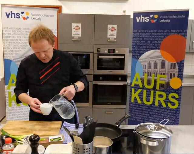 Die vhs-Profi-Köche zeigen bei den Online-Kochkursen, wie es geht