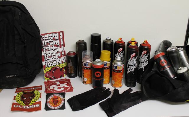 Spraydosen und Zubehör im Kofferraum des Fahrzeugs | Foto: Polizeidirektion Neustadt/Weinstraße