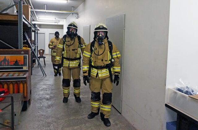 Voll ausgerüstet: Pascal Schuster und Christian Daußmann von der Freiwilligen Feuerwehr Rinnthal. | Foto: Michael Kalker