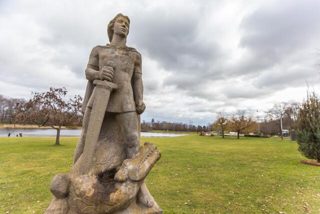 Das Siegfried Standbild ist seit 1957 im Eingangsbereich des Strandbades zu finden. Die Statue ist 2,50 Meter hoch und wurde aus Leistadter Sandstein erstellt. Der Frankenthaler Bildhauer Georg Schubert erstellte sie. | Foto: Roland Kohls
