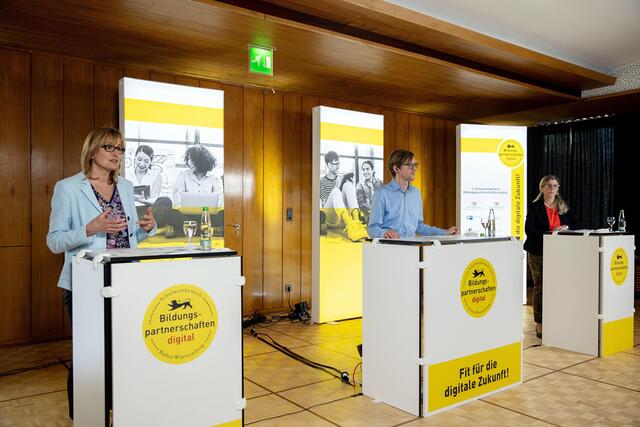 Urkundenübergabe zum Schulwettbewerb Bildungspartnerschaften