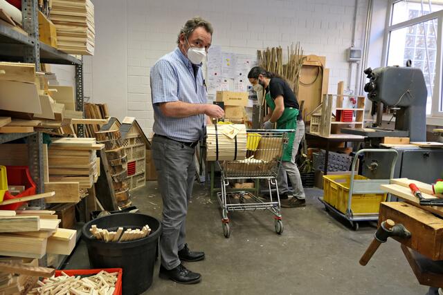 Leiter Matthias Neubert mit einem Bündel Anmachholz | Foto: Brigitte Melder