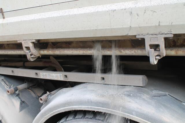 Rollsplitt rieselte zu beiden Seiten des Lkw auf die Fahrbahn der A6 | Foto: Polizeiautobahnstation Kaiserslautern
