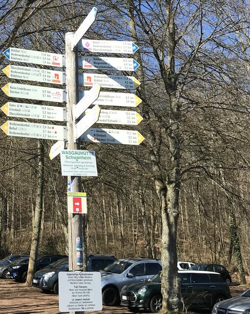 Der Parkplatz beim Forsthaus Lindelbrunn ist Ausgangspunkt für zahlreiche Wanderungen.  | Foto: B. Bender
