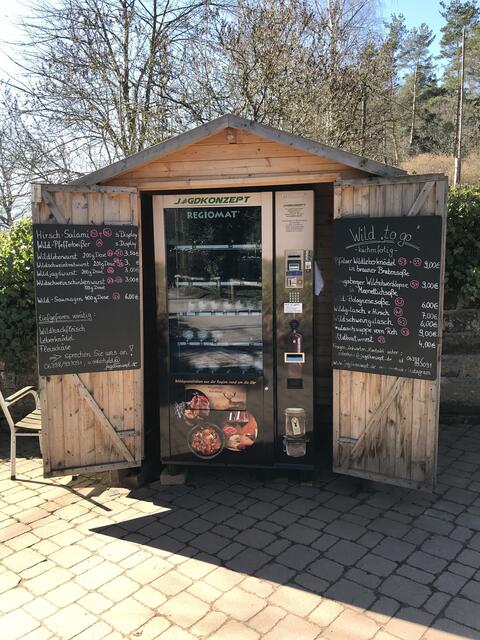 Neben dem Forsthaus Lindelbrunn können regionale Leckereien aus dem RegioMat gekauft werden.  | Foto: B. Bender