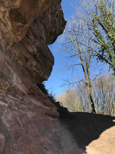 An beeindruckenden Felsen vorbei zur Burg Lindelbrunn | Foto: B. Bender